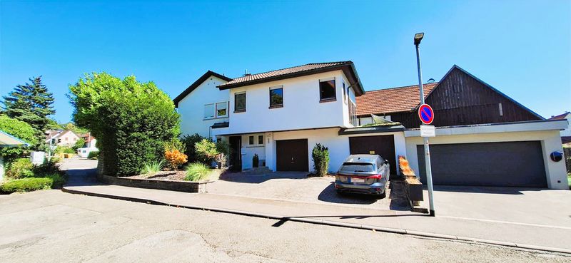 Modernisiertes Einfamilienhaus mit großem Garten, Einliegerbereich & XXL‑Garagen